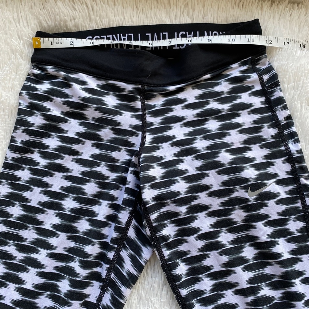 NIKE Women’s Relay Printed Crop Legging Black White Extra Small XS - Picture 10 of 14